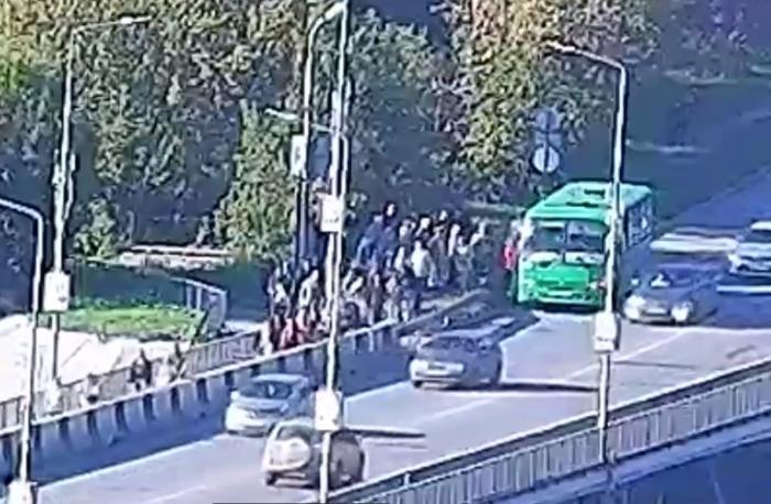 Переполненный автобус едва не сорвался с моста в Каменске-Уральском | В Каменске-Уральском автобус чуть не сорвался с моста Переполненный автобус едва не сорвался с моста в Каменске-Уральском | В Каменске-Уральском автобус чуть не сорвался с моста