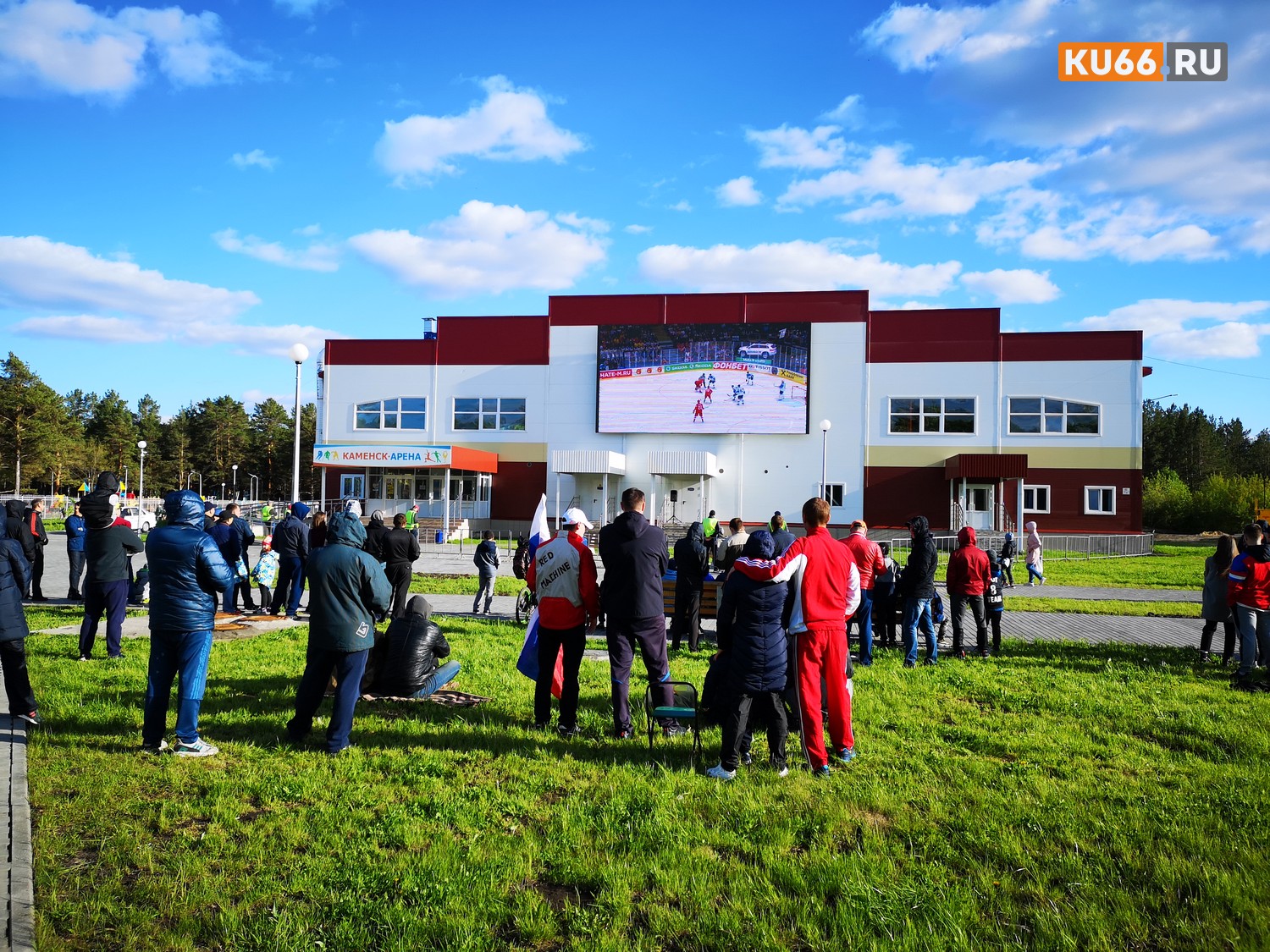 У экрана «Каменск-Арены» собрались сотни жителей — люди «болели» за Россию на Чемпионате мира по хоккею и выпивали, несмотря на запрет...