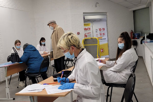 Жители Каменска-Уральского посетили в выходные выездной пункт вакцинации. Власти обеспокоены всплеском заболевших