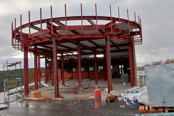 Каркас уже готов, строят и отделывают внутри, скоро примутся за окна: в Каменске-Уральском «растет» самое важное здание для ГЛК «Богатырек» Каркас уже готов, строят и отделывают внутри, скоро примутся за окна: в Каменске-Уральском «растет» самое важное здание для ГЛК «Богатырек»