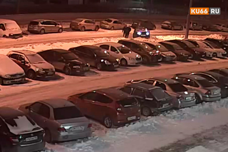 Дрифтеры на вазовской «семерке» протаранили Daewoo и Ford, влетели в сугроб в Каменске-Уральском и попытались уехать по встречке