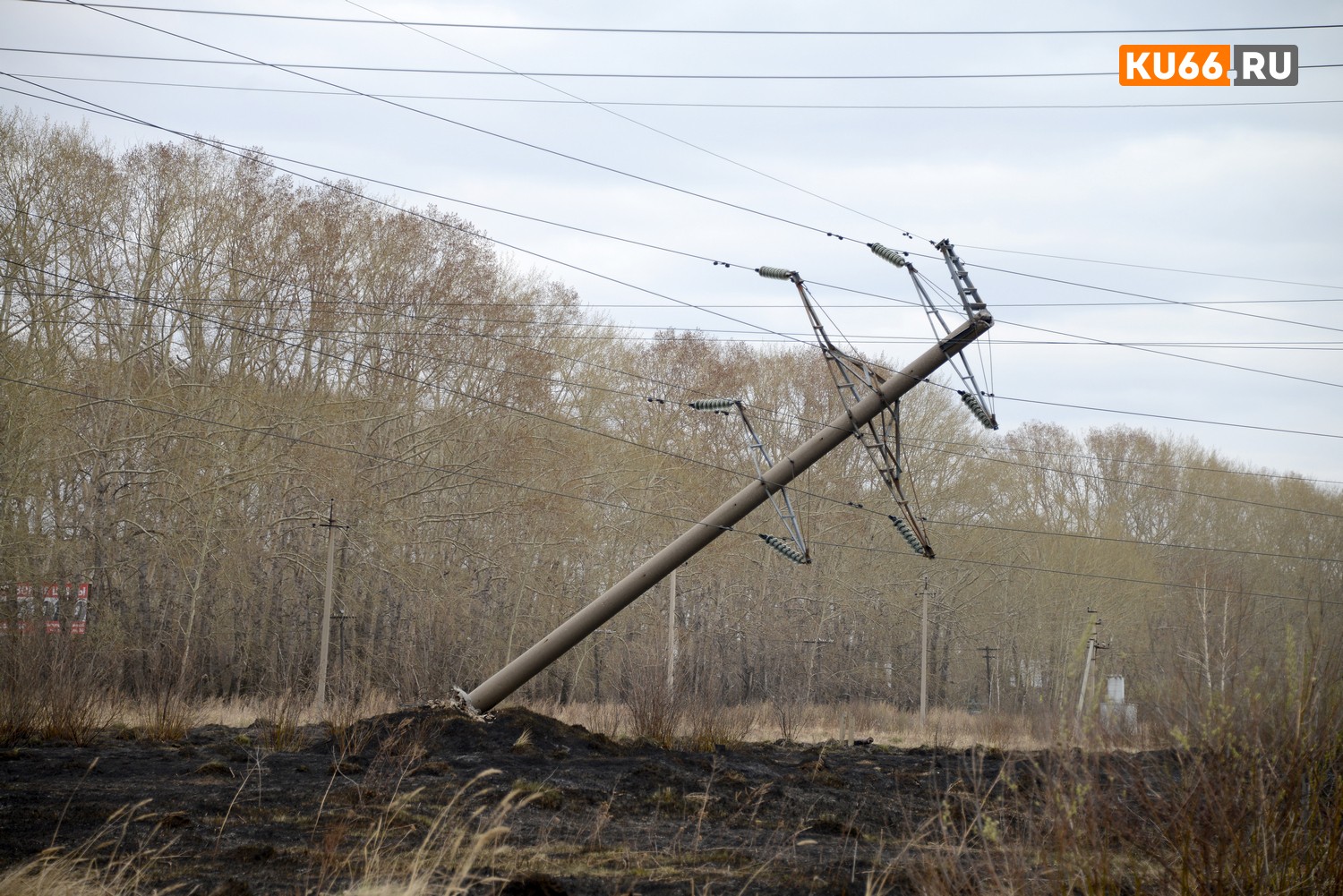 Жутковато выглядит столб: энергетики продолжают восстановительные работы в Каменске-Уральском, где рухнула сорванная ветром опора ЛЭП. ВИДЕО