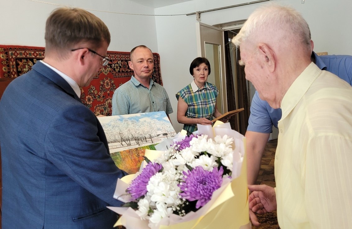 В Каменске-Уральском заслуженному водителю общественного транспорта исполнилось 95 лет 