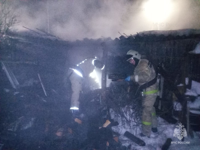 В селе под Каменском-Уральским сгорели хозпостройки