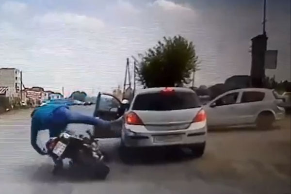 Под Каменском-Уральским мотоциклист врезался в иномарку и скрылся с места ДТП