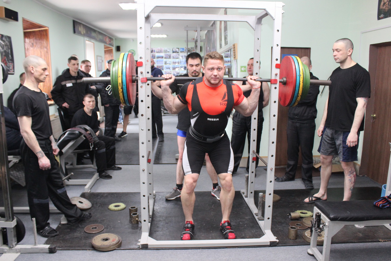 «Суровые» пауэрлифтеры пришли в колонию в Каменске-Уральском — вместе с арестантами размялись и принялись «тягать», кто во что горазд!