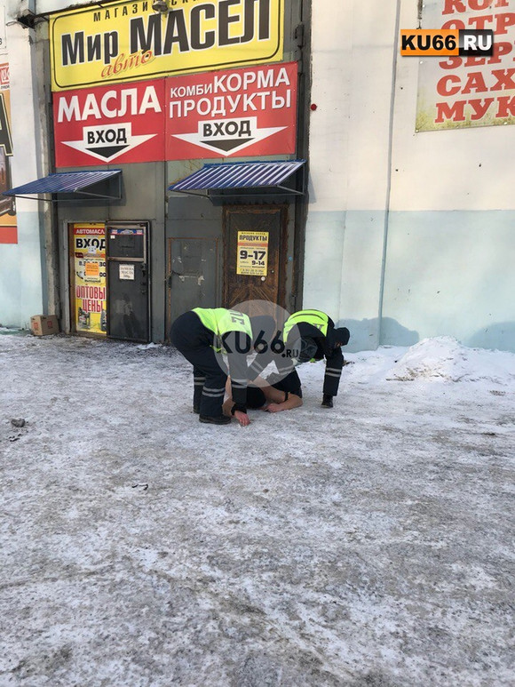Полураздетый мужчина разгуливал босиком по Каменску-Уральскому. «Увидев полицейских, парень закричал и потерял сознание». ФОТО