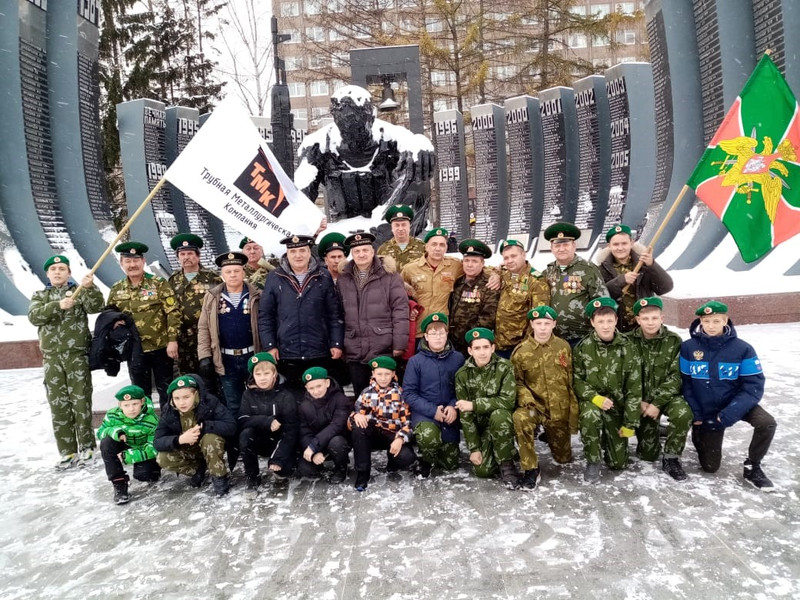 Каникулы у ребят из военно-спортивного клуба Каменска-Уральского: сначала музей Шурави, потом встреча с полковником, затем возложение цветов