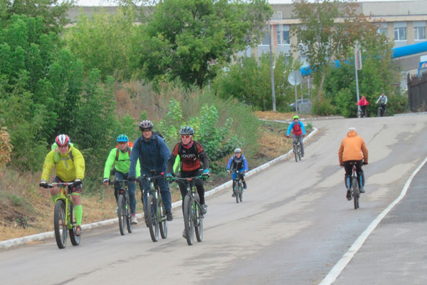 Организаторы пятой «Вело-осени» в Каменске расстроились, что субботний ливень спугнул участников, хотя крутить педали собрались сотни людей