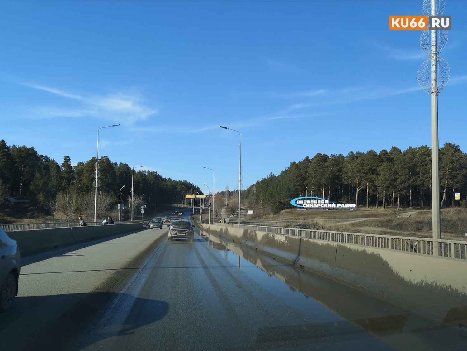 В Каменске-Уральском после схода снега на Байновском мосту разлилась огромная лужа – причина в просчете во время летнего ремонта переправы