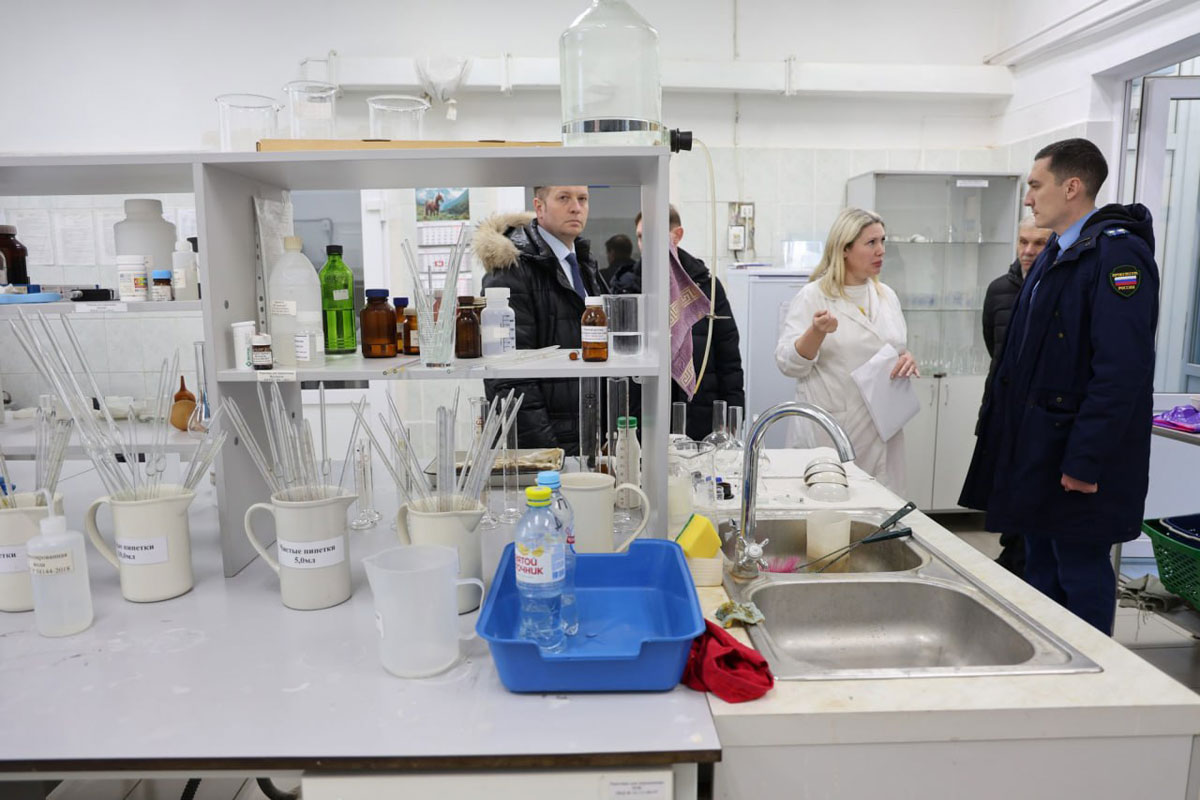 Прокурор и замглавы Каменска-Уральского проверили фильтровальную станцию «Водоканала» | В Каменске‑Уральском проверили качество питьевой воды на фильтровальной станции