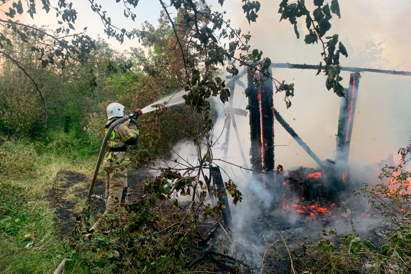 За вечер в Каменске-Уральском сгорели два садовых дома. ФОТО, ВИДЕО