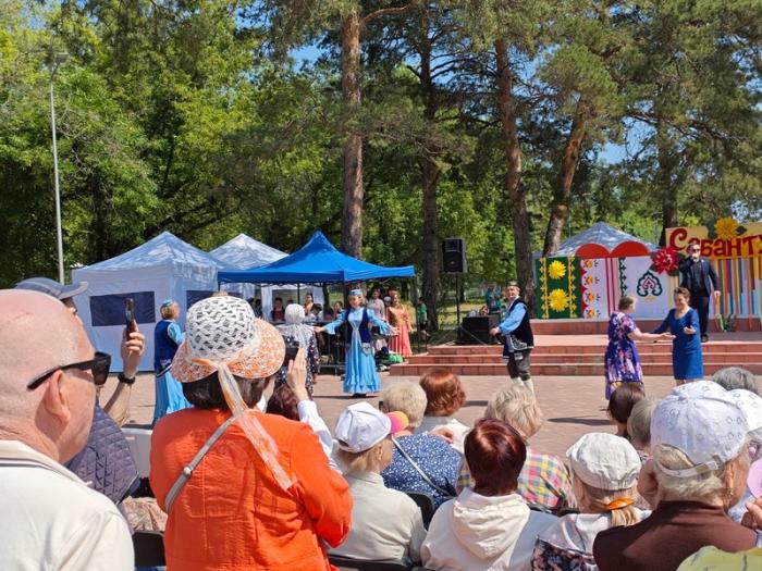 Как прошёл Сабантуй в Каменске-Уральском: игры, песни и борьба кореш | В Каменске-Уральском отметили Сабантуй с народными играми и концертами