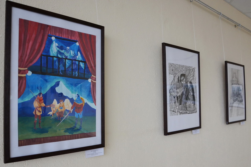 Школьный вернисаж. К Дню работника культуры и к Дню театра каменцы могут увидеть выставку работ художников — начинающих и опытных