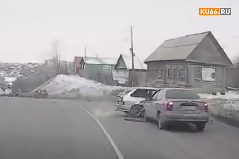 Водитель ВАЗа спровоцировал серьезную аварию на ул. Ленина в Каменске-Уральском — выехал на встречку и столкнулся с Рено и Шевроле