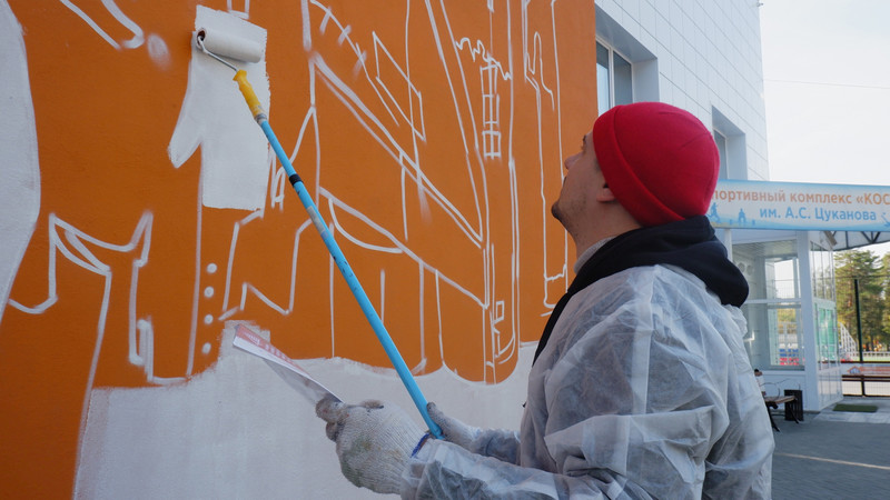 Пермяк рисует на фасаде СК «Космос» в Каменске космический корабль «Буран» - идею поддержали власти, а местное предприятие спонсирует