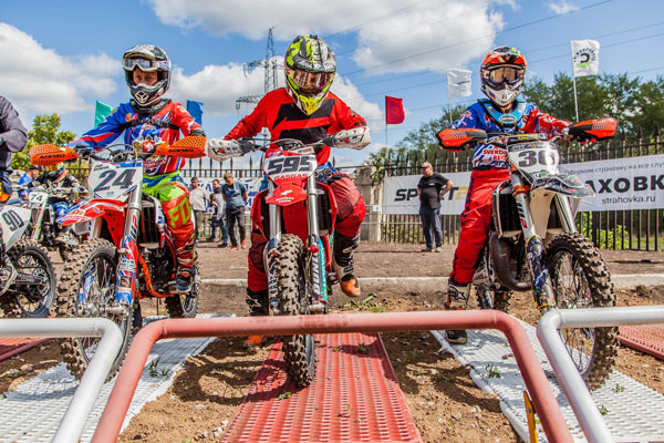Запомнится и гонщикам, и болельщикам. Этап Чемпионата и Первенства России по суперкроссу прошел в Каменске-Уральском на новой трассе