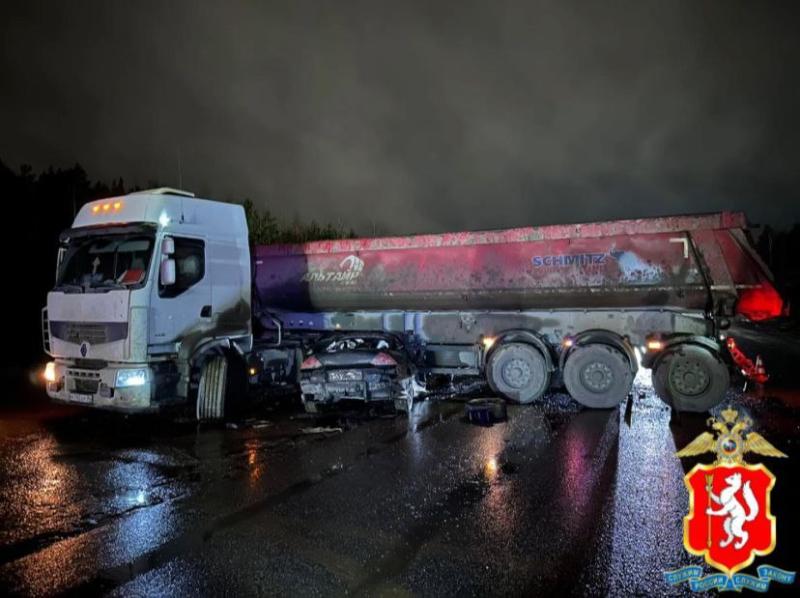 «Не успел затормозить»: на ЕКАД легковушка влетела в грузовик. Водитель погиб | Водитель погиб после столкновения с грузовиком на ЕКАД