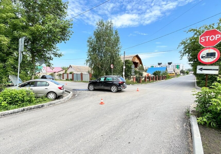 Серьезное ДТП произошло в Каменске-Уральском — пострадала женщина, ее госпитализировали | В Каменске-Уральском в ДТП пострадала женщина — ее госпитализировали