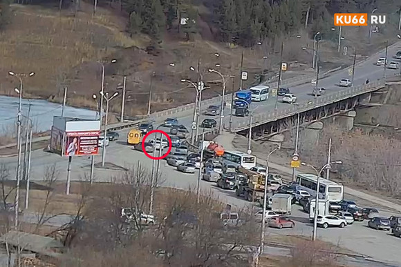 «Как тут не столкнешься?» В огромной пробке перед Байновским мостом в Каменске-Уральском дорогу не поделили «ВАЗ» и Audi