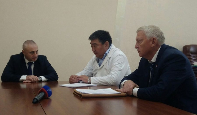 «Медицина на жестком контроле у президента». В больницу Каменска-Уральского приехал чиновник из полпредства. Что сказал главврач о хирургии?