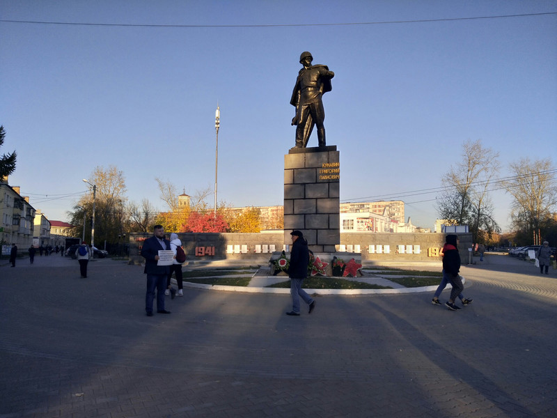 «Это работа по 16 часов в сутки». Коммунист вышел в одиночный пикет в Каменске-Уральском и потребовал вдвое увеличить учителям зарплату