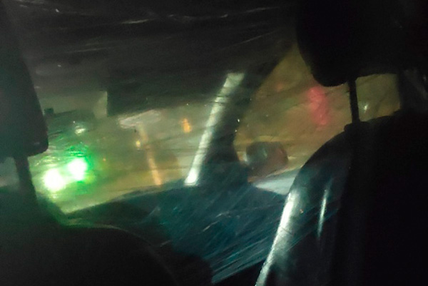 И смех, и грех. Таксисты в Каменске-Уральском решили выполнить требование губернатора и натягивают между рядами... пищевую пленку!