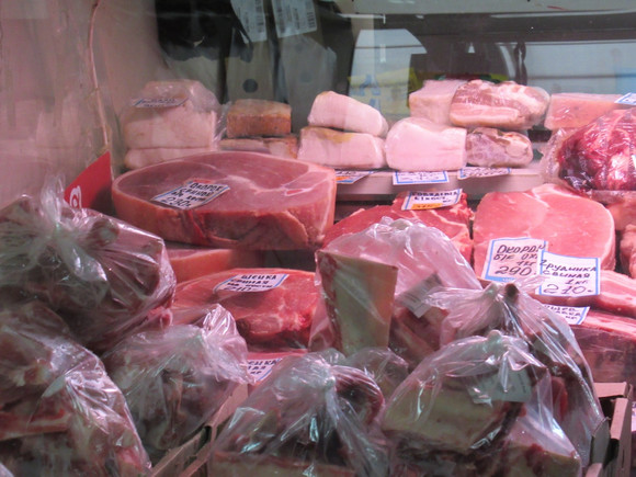 Ветврачи наведались с проверкой на рынки Каменска-Уральского. Зараженной свинины не обнаружили, зато наткнулись на рыбу без документов