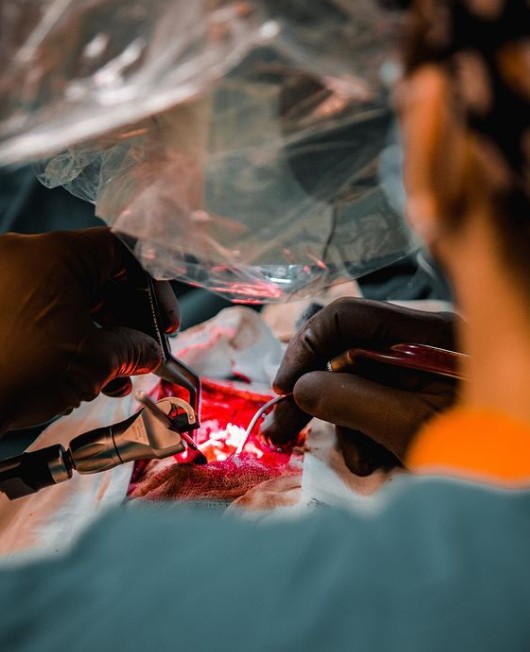 Бывший врач поскользнулся во время чистки зубов и воткнул щетку в мозг — его спасли в Казани