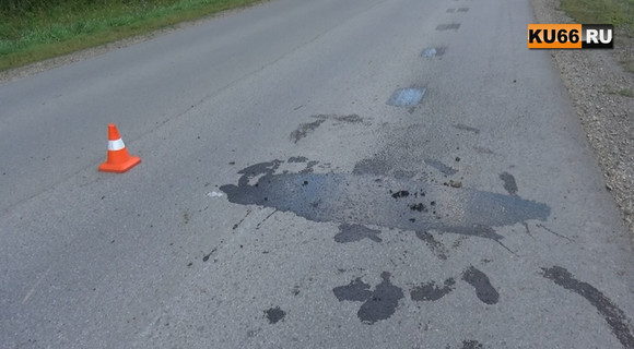 Подросток, отдыхающий в деревне у бабушки, на мотоцикле сбил мужчину под Каменском-Уральским — тот упал с переломами, а виновник скрылся