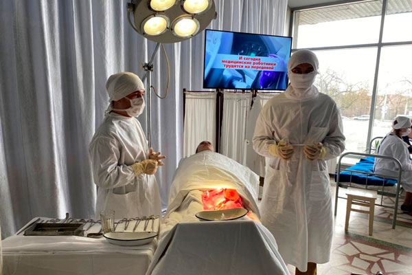 Студенты медколледжа в Каменске-Уральском организовали реконструкцию эвакогоспиталя и показали школьникам, как это было в годы войны Студенты медколледжа в Каменске-Уральском организовали реконструкцию эвакогоспиталя и показали школьникам, как это было в годы войны