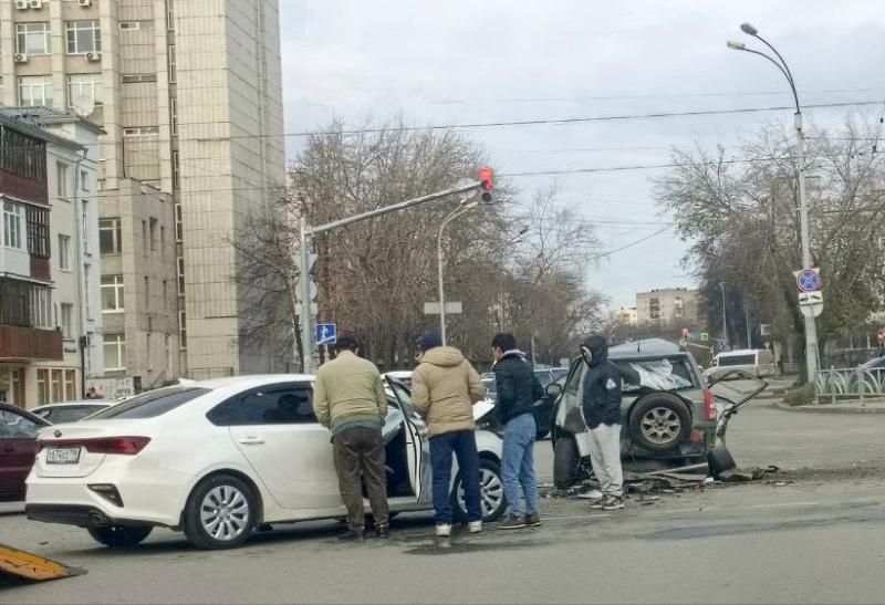 Летел от полиции на красный: в Екатеринбурге каршеринговый авто протаранил пять машин | На Урале водитель каршеринга протаранил пять машин, пытаясь скрыться от полиции