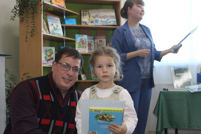 Дети художественно признавались в любви Синарскому району Каменска-Уральского, а глава пришел, чтобы оценить труды и вручить спецприз — торт