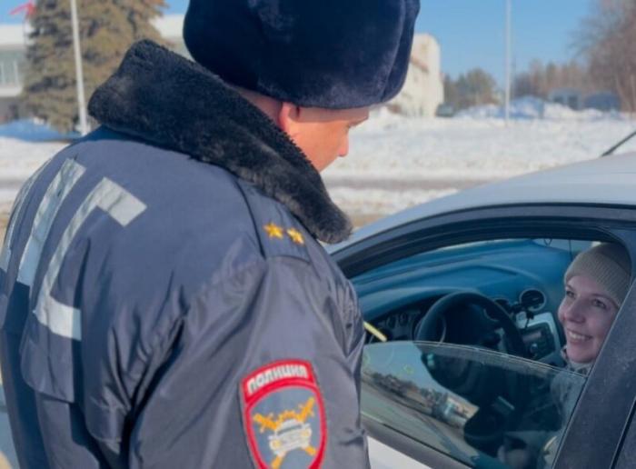 Милота дня: в Каменске-Уральском останавливают автоледи, чтобы вручить цветы | Автоледи Каменска-Уральского получили цветы от сотрудников ГИБДД