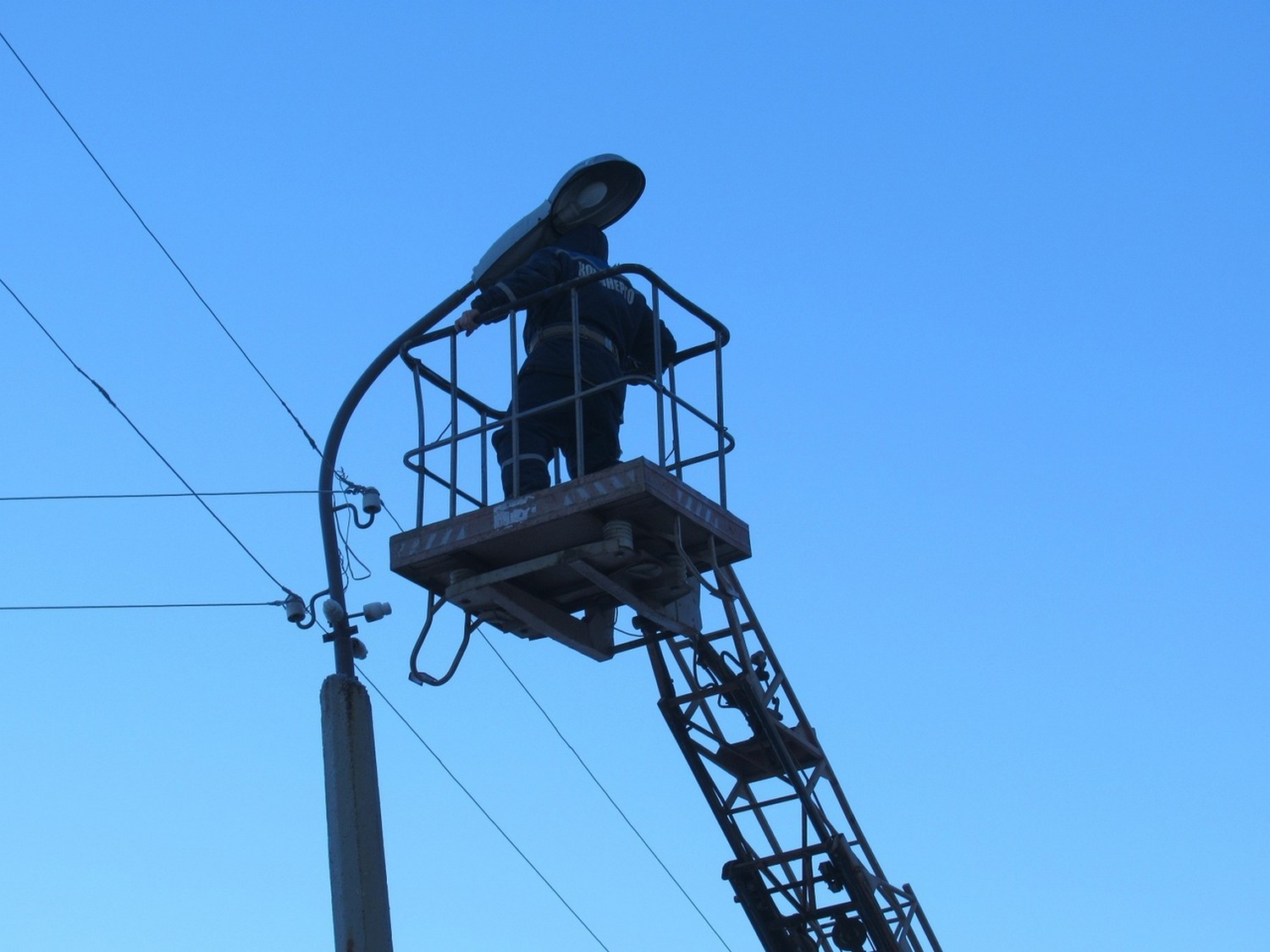 Да будет свет. В Каменске-Уральском активно меняют уличные фонари: работы много – пять сотен заявок за полтора месяца
