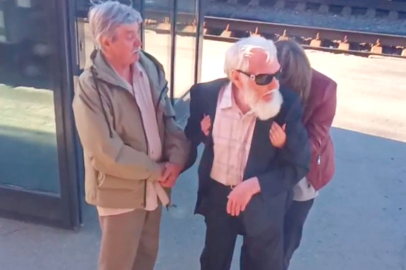 "Старых русских не пускают в поезд". На станции в Екатеринбурге проводник не разрешила посадку пьяным пассажирам. Видео | В Екатеринбурге пьяных пассажиров не пустили в поезд "Финист"