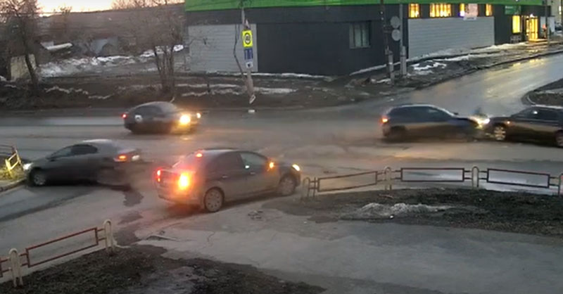 В Каменске-Уральском на злосчастном перекрестке произошло массовое ДТП. ВИДЕО