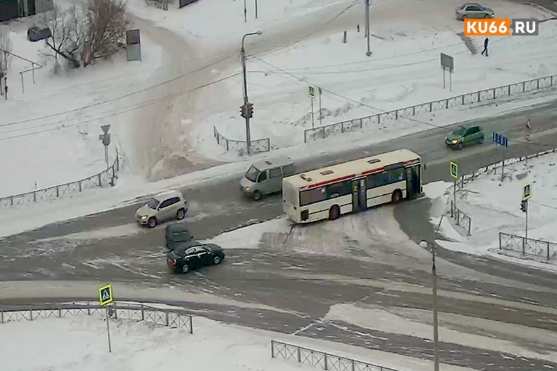 Сначала на перекрестке встал автобус, а вскоре произошло ДТП. В центре Каменска-Уральского из-за неожиданного маневра столкнулись легковушки