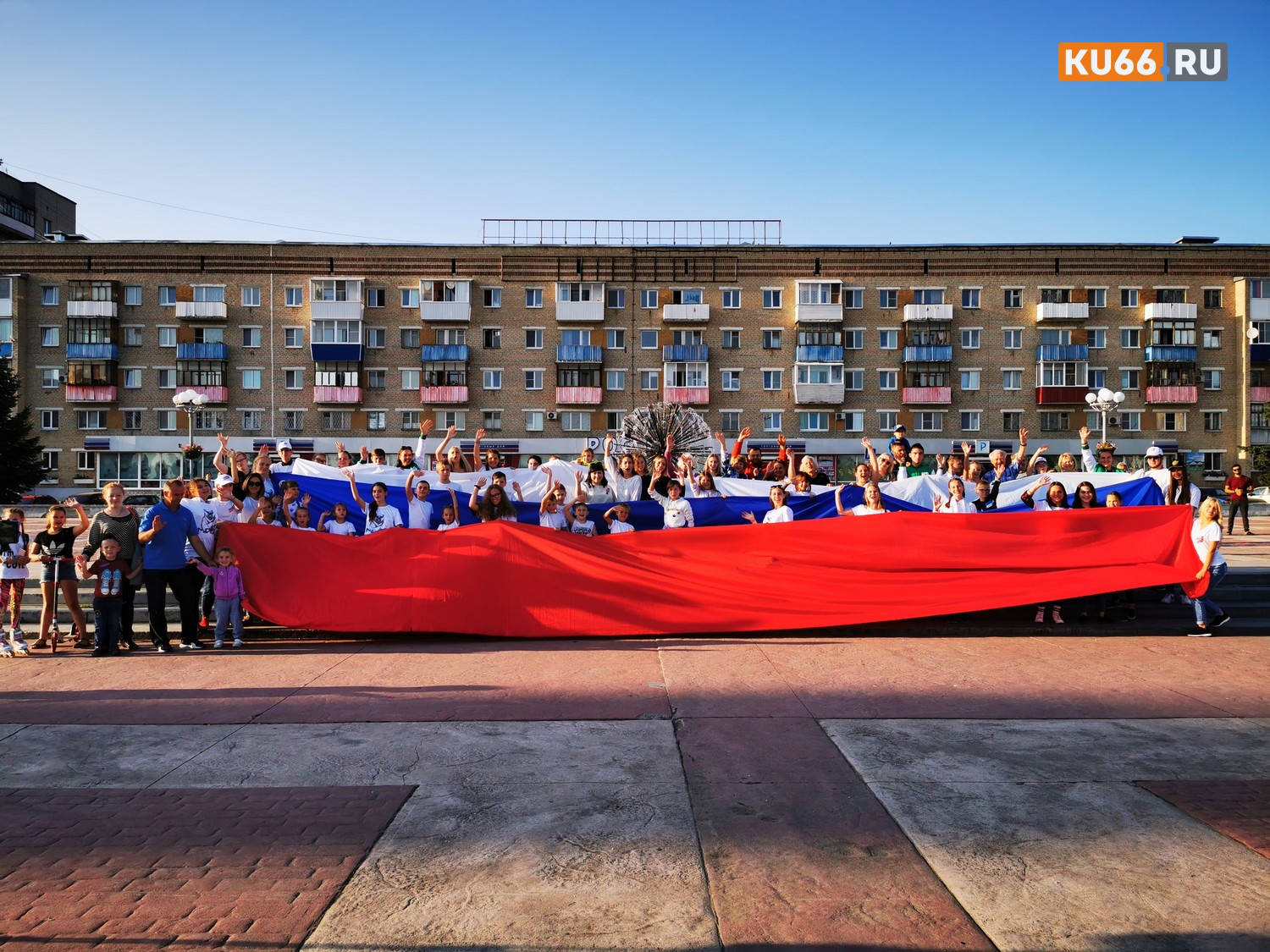 Субботнего автопробега с флагами России по Каменску не будет, вместо него вас ждут на фотофлешмоб с волонтерами в цветных дождевиках