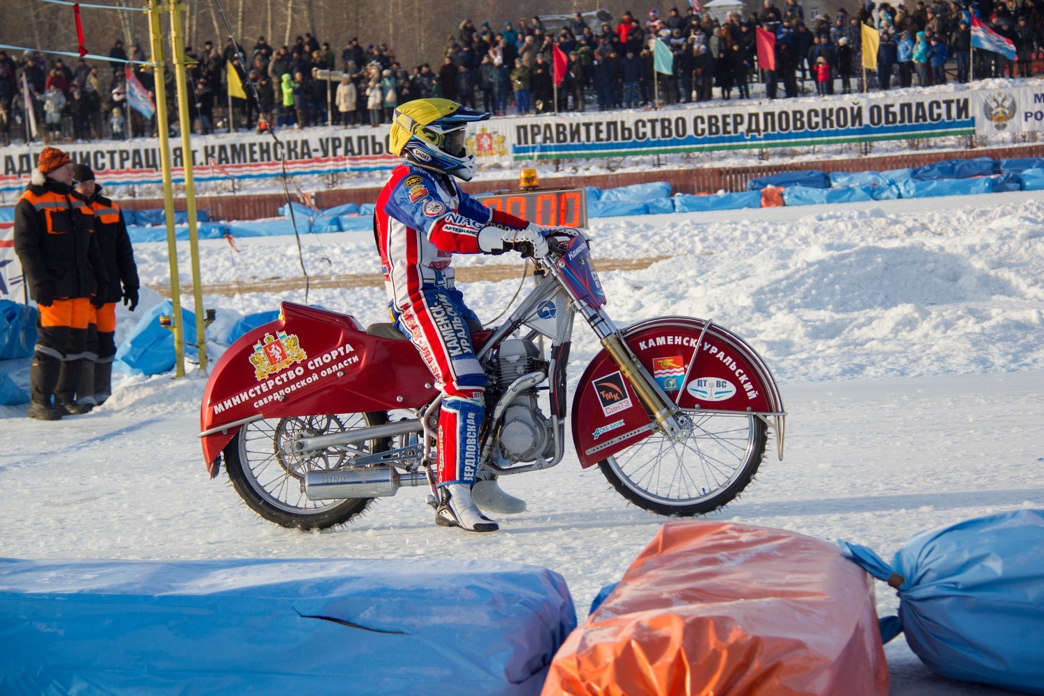 На Чемпионате России по мотогонкам в Каменске-Уральском - сенсация, которой не было 50 лет. Судья заявил: плохой лед!