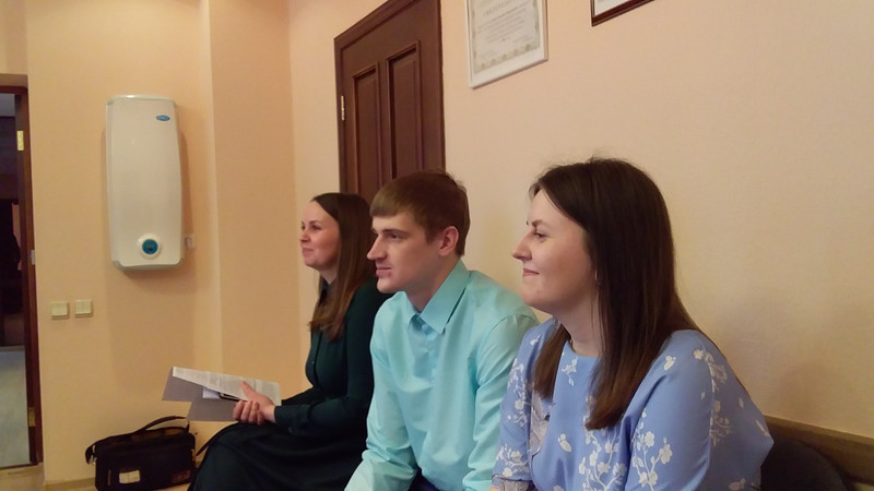 Супруги улыбались и радовались. Молодой учительнице и ее мужу вручили сертификат на жилье на 465 тыс. руб. от мэрии Каменска-Уральского