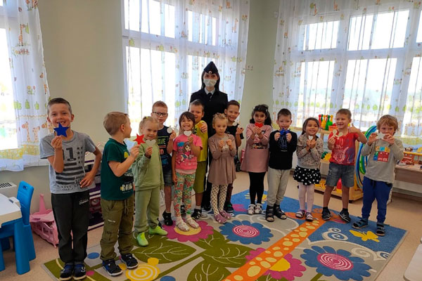 Сотрудники ГИБДД учили детсадовцев изготавливать световозвращающие элементы для своей одежды и рюкзаков. Что из этого вышло? Сотрудники ГИБДД учили детсадовцев изготавливать световозвращающие элементы для своей одежды и рюкзаков. Что из этого вышло?