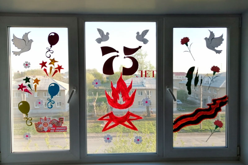 Голуби мира, георгиевская лента, воздушные шары… Смотрите, как каменские школьники поучаствовали во всероссийской акции «Окна Победы»