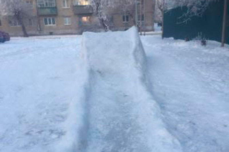 Коммунальщики помогают жителям делать горки для детей во дворах домов в Каменске-Уральском. Говорят, главное правило — безопасность!