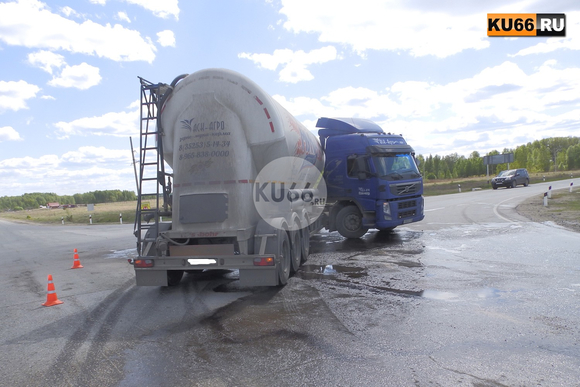 Чудом обошлось без столкновения: на объездной под Каменском-Уральским Volvo-муковоз чуть не ударился с ГАЗелью Next. Большегруз сложило...