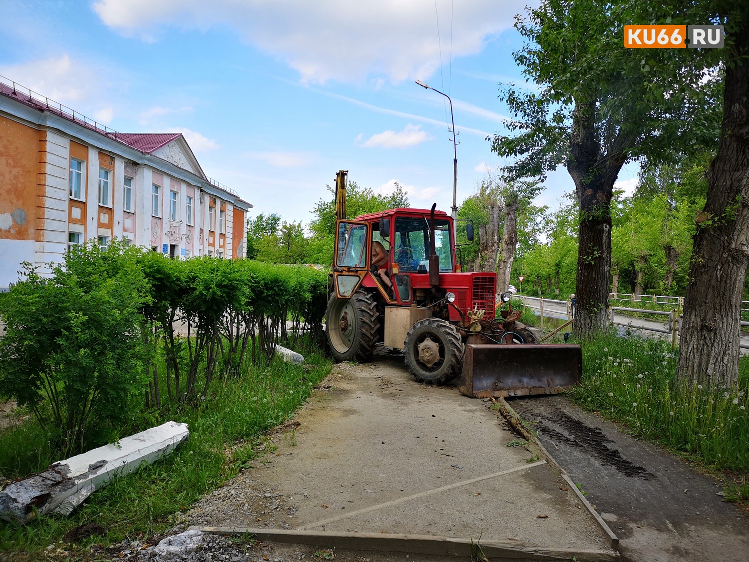 «Новый будут ставить или украли?» Жители Каменска-Уральского заметили, что исчез забор у школы № 24. Рассказываем, что здесь случилось