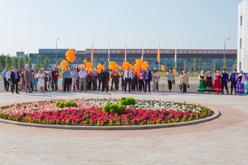 Синарские трубники вышли на предзаводскую площадь в Каменске-Уральском, чтобы спеть песни в честь Дня Победы и в преддверии Дня металлурга