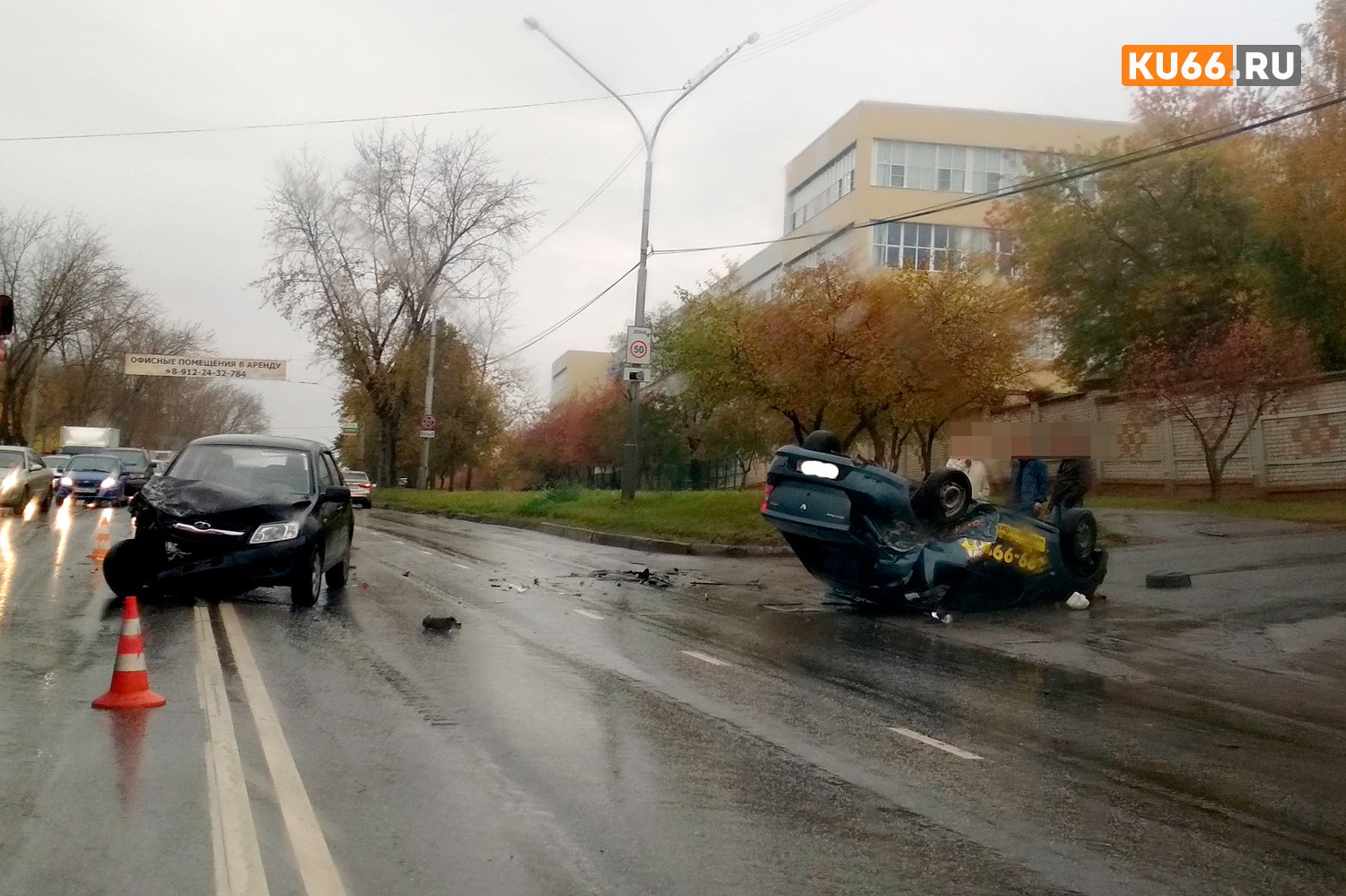 Жесткое ДТП на ул. Кадочникова: такси Renault Logan стукнулось с Kia, ударилось о Lada и... перевернулось. Есть пострадавший