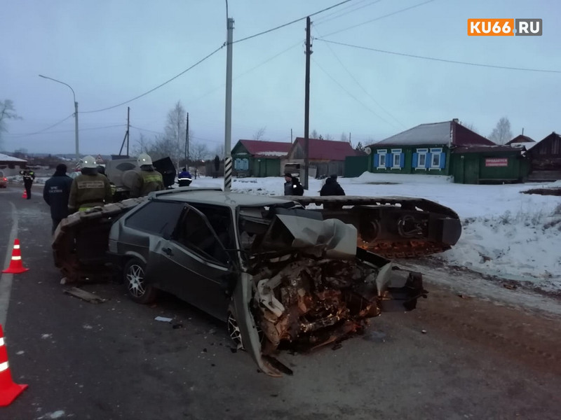 Страшная смертельная авария на трассе между Екатеринбургом и Каменском-Уральским: с грузовой платформы на джип и ВАЗ рухнул 16-тонный груз