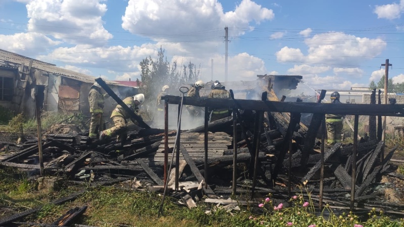 Накануне вечером в Каменске-Уральском сгорела баня и хозпостройки